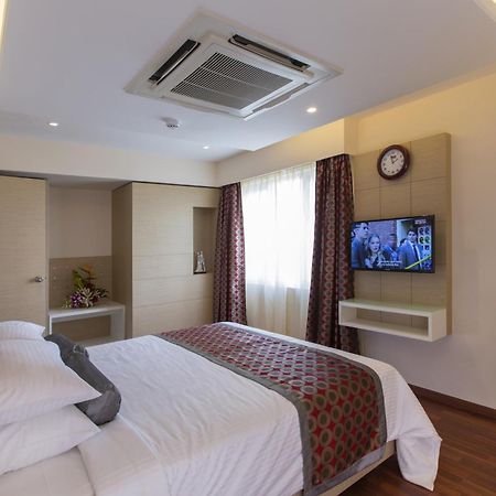 The President Hotel Бенґалуру Номер фото